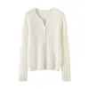 Bai Cai Rong colección nueva 2026: suéter de cachemira para mujer con diseño de cuello en V semiabierto, caracterizado por un patrón de punto trenzado, un corte ajustado y un estilo versátil, suave y cómodo