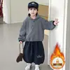 Conjunto de Forro Polar para Niños 26 Nuevo Invierno Fresco Elegante Sudadera con Capucha Rayada Pantalones de Linterna Conjunto de Dos Piezas Moderno