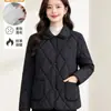 Ropa de algodón otoño e invierno chaqueta ligera chaqueta acolchada de algodón chaqueta pequeña acolchada de algodón para mujer suelta elegante moderna color liso patrón de rombos chaqueta corta mujer