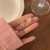 Pendientes de perla con forma de oreja, nuevos y modernos pendientes estilo Chanel 2023, pendientes de clip sin orejas de temperamento de alta calidad y lujo ligero para mujer