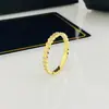 Anillo de Panal Versión Estrecha Acero de Titanio Oro de 18K Anillo Personalizado de Panal Estilo Coreano Moda Tendencia Joyería Versátil Listo para la Venta