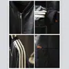 Colección nueva Primavera/Otoño 2026: una chaqueta corta de cuero PU súper moderna y genial estilo motociclista con cuello alto y tres franjas, en negro