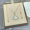 Collar para vestido pequeño V Jinbaoge con abanico blanco de nácar de doble capa, chapado en oro rosa de 18 quilates, tallado finamente con CNC, venta al por mayor para mujeres