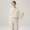 Un atuendo elegante inspirado en el estilo "old money", que presenta un top de punto trenzado con cuello mao, combinado con shorts de punto de cachemira holgados, casuales y relajados.