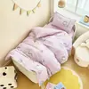 Juego de ropa de cama de algodón con estampado de dibujos animados de tres piezas para jardín de infantes, juego de seis piezas totalmente de algodón para la siesta del bebé y ropa de cama para lactantes