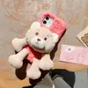 Funda de Peluche Oso Pequeño para Teléfono Protección Anticaídas Adecuada para Apple 17Pro/17Pm Modelo Hecho a Mano Oso Gordo