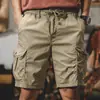 Bermuda de trabalho stretch estilo americano para homens, calça funcional de comprimento médio estilo montanha retrô moderna, com bolsos grandes, de algodão, na cor verde militar.
