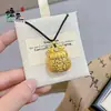 Tienda de Oro Mismo Estilo Oro Arena Filigrana Hueca Bolsa de la Suerte Colgante Collar con Diamante Carácter de la Suerte Bolsa de Dinero Cadena para Clavícula para Regalo de Mujer