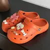 Sandalias caladas de nuevo estilo para verano, decoraciones frescas para zapatos de playa DIY, de suela gruesa, a la moda, antideslizantes, transpirables, de secado rápido, chanclas que aumentan la altura
