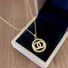 Conjunto de duas peças de colar e brincos com duplo C duplo anel todo cravejado em aço titânio, estilo europeu e americano, para mulheres, corrente de clavícula da moda, popular online e de alta venda