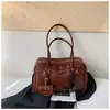 Colección Otoño 2026: Bolso tote grande, simple, elegante y retro, perfecto para ir al trabajo, con un alto atractivo estético, y diseñado como un bolso de hombro o bandolera de moda para mujer.