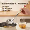 Vaya, esta es una cuchara sopera doméstica hecha de acero inoxidable 201 con un mango largo, diseñada para prevenir quemaduras al servir hot pot, dumplings, fideos y sopa.. Tiene una forma profunda y curva y un mango antideslizante de PP