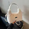 Bolsa Pequena Acolchoada para Mulheres 2025 Nova Moda Versátil Design de Nicho Estilo Ocidental de Luxo Ombro Único Transversal