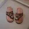 Sandalias de Moda para Niñas con Estampado de Leopardo para Exteriores Verano 2026 Nuevas Sandalias Romanas con Anillo Metálico en el Dedo del Pie Versátiles