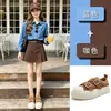Tenis blancos para mujer hechos de piel de vaca de capa superior, nuevo modelo otoño e invierno 2026, tenis casuales retro de suela gruesa con doble hebilla, zapatos versátiles para mujer