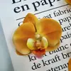 Atacado de Fábrica Cabeças de Flores de Orquídea Borboleta Artificiais Mini para Decoração de Chapéus, Decoração de Caixas de Doces, Presilhas de Cabelo, Acessórios de Cabeça, Flores para Chapéus, Flores para Sapatos e Boutonnières