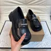 Sapatos de Couro Versáteis com Solado Grosso, Salto Bloco e Corte Profundo para Mulheres, Novo Estilo Primavera 2026 Plataforma Slip-On Mary Jane Loafers
