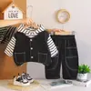 Conjunto de Roupas Infantis Masculinas Primavera e Outono 2026 Novo Estiloso Colete Infantil Moletom Listrado Manga Longa Conjunto de Três Peças Bebê na Moda