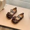 Sapatos de couro para meninas, novo estilo primavera 2026, sapatos macios com laço, sapatos de performance infantis da moda