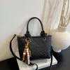 Bolso de mano con patrón tejido de moda, nuevo modelo de verano 2026, alto valor estético, texturizado, bolso cuadrado pequeño único, bolso de hombro y cruzado de color liso