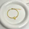 Pulsera de Acero de Titanio con Mariposa Dorada Estilo Retro Francés para Mujer Diseño de Nicho Pulsera de Alta Gama Lujo Ligero Exquisita Pulsera Versátil