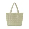 Bolso acolchado de un solo hombro estilo otoño e invierno moderno de alto valor, bolsa de plumón para debajo del brazo, bolso de hombro tipo tote ligero de gran capacidad