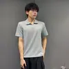 Camisa polo masculina elegante de cor cinza claro texturizada, manga curta, com pespontos vintage, colarinho, cor sólida, casual, versátil e respirável