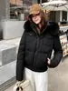 Jaqueta Curta de Algodão com Capuz e Gola Grande de Pelo Removível Estilo Americano Casaco de Algodão Jaqueta Acolchoada de Algodão Feminina Novo Estilo 2026 Outerwear Grosso de Inverno com Acolchoamento de Veludo
