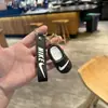 Chaveiro Criativo de Mini Chinelos Pingente para Mochila Escolar de Estudante Chaveiro de Carro para Meninos Presente de Máquina de Garra Atacado