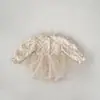 Nuevo mameluco de bebé para niña estilo princesa dulce de otoño con malla floral tridimensional y cuello con volantes, enterizo tipo vestido de manga larga
