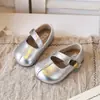 Sapatos Mary Jane estilo retrô francês para meninas, com fecho de velcro, sapatos infantis de couro planos e versáteis de sola macia, adequados para primavera e outono