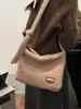 Bolsa de Pelúcia Estilo Preguiçoso de Comércio Exterior para Mulheres 2025 Nova Bolsa de Ombro Versátil Casual Bolsa Transversal Tote Estilo Western de Nicho