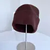 Modioso Gorro de Punto Versátil y Cálido con Etiqueta de Cuero para Mujer, Nuevo Gorro de Invierno a Prueba de Viento, Gorro de Lana Elegante de Color Sólido