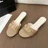 Lindas Chinelos de Salto Baixo para Mulheres Verão 2026 Estilo Laço com Saia Estilo Francês de Alto Padrão Sandálias de Fada Inspiradas na Chanel