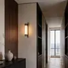 Lámparas de pared lujosas y elegantes para paredes de fondo de TV en la sala de estar, con un diseño minimalista italiano y características decorativas inteligentes