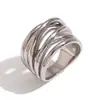 Joia de Mão Popular Personalizada Retro de Nicho Europeu e Americano Anel Fechado Trançado Assimétrico Envolto em Aço Inoxidável Banhado a Ouro 18K