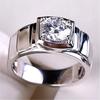 Anel Aberto Masculino da Moda com Design Trapezoidal Cravejado com Quatro Garras, Banhado a Platina 18K, Imitação de Diamante Mosanita, Anel Popular