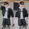 Traje de Cuero de Tres Piezas para Niños Primavera y Otoño Estilo Coreano Deportivo Fresco de Moda Ropa Infantil Ropa de Bebé Comercio Exterior al por Mayor