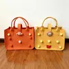 Bolsas de feltro modernas e minimalistas, perfeitas como lembrancinhas; bolsas coloridas de feltro com estampas de desenhos animados