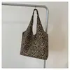 Bolsa retrô americana com estampa de leopardo para mulheres 2024 nova moda versátil bolsa tote artística bolsa de compras bolsa de ombro para estudantes