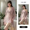 Gui Ruo Encaje Dulce Malla Transparente Lazo de Mariposa Adornado Cuello en V Profundo Corte Bajo Bata de Dormir Conjunto de Mujer 1899