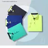 Camisa polo infantil de manga curta em jacquard com elastano e gola, pode ser estampada com logo ou bordada, adequada para esportes e uso casual, cor lisa, versátil