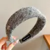 Faixa de cabeça larga de tricô minimalista e elegante estilo coreano para mulheres, novo modelo 2026, adequada para uso diário, projetada para realçar a aparência da linha do cabelo e pode ser usada como faixa de cabeça para lavar o rosto ou presilha de cabelo