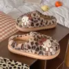 Otoño/Invierno 2026 Zapatillas de Algodón con Estampado de Leopardo y Gato de Dibujos Animados para Mujer Suela Gruesa Zapatillas Peludas Forradas de Terciopelo para el Hogar Antideslizantes Lindos Zapatos de Algodón de Punta Cerrada