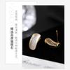 Aretes de Plata S925 Dorados Aretes Elegantes de Media Opalita para Celebridad Cibernética Aretes de Arco Franceses para Mujer Estilo Frío