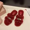Novas pantufas fofas estilo coreano com fivela de metal para o outono e inverno de 2026, pantufas fashion de pelúcia com sola reta e bico aberto