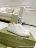 2026 Nuevas zapatillas blancas de la marca g con bordado de abeja, letras y diseño de rosa para mujer, zapatillas planas casuales para parejas, diseño de labios para hombre