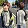 Camiseta de algodão puro com blocos de cor e manga longa para meninos, top casual novo e estiloso para primavera para crianças mais velhas, versátil e legal