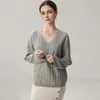 Coleção Outono/Inverno 2026 de Cashmere: suéter de tricô feminino com decote V, estilo simples, caimento solto, trança em toda a peça