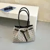Bolso de mano de moda de lujo transfronterizo, de nicho y elegante, con un diseño vintage, estampado de lunares, adecuado para ir al trabajo, y un estilo de bolso de hombro simple